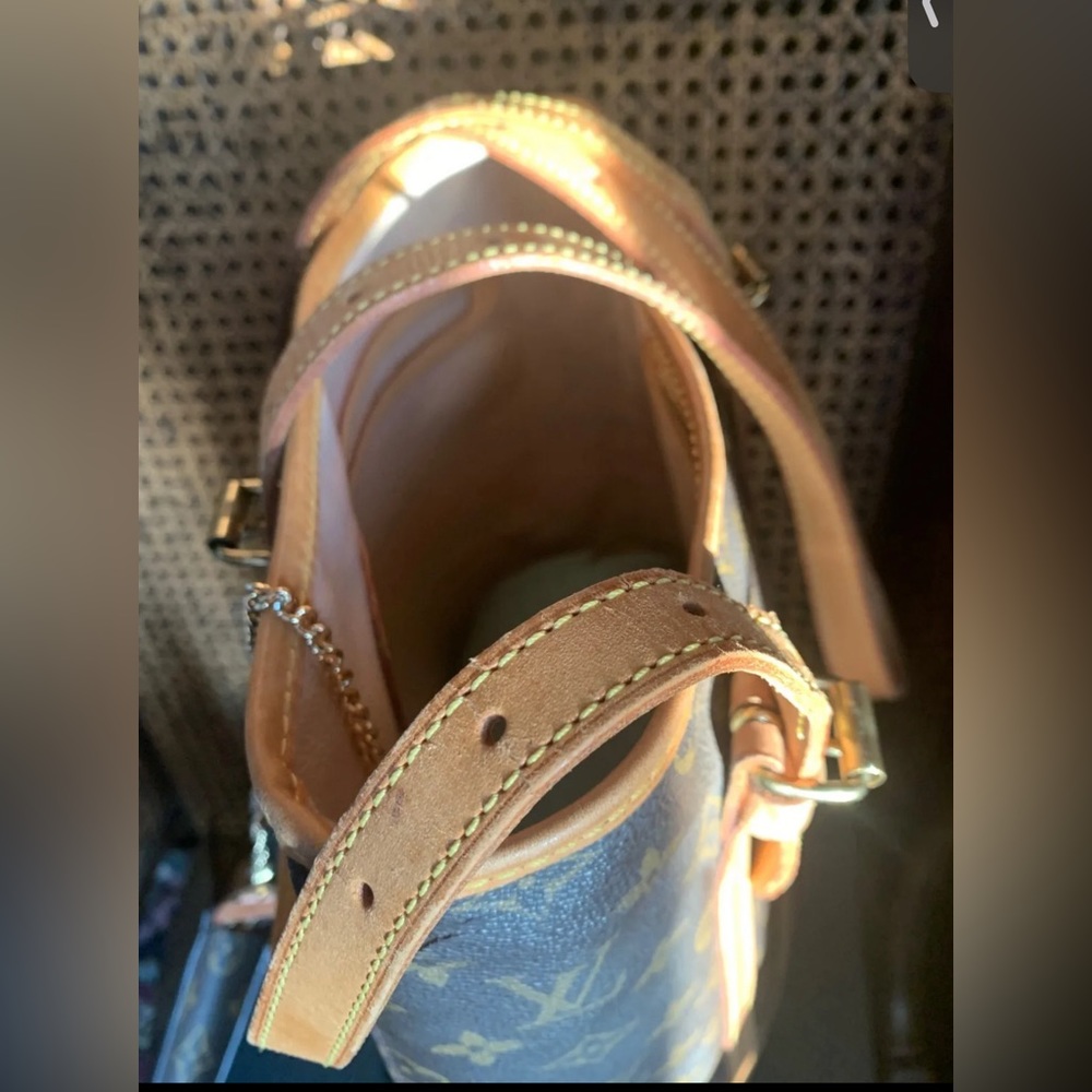 Authentic Louis Vuitton Monogram GM Bucket Bag with pouch. - Picture 14 of 16